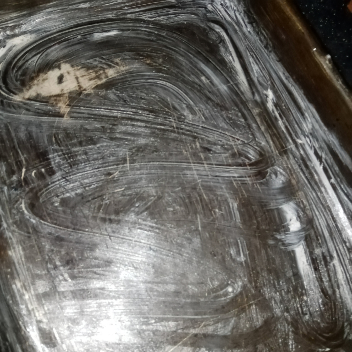 Маргарином мазать обязательно. 