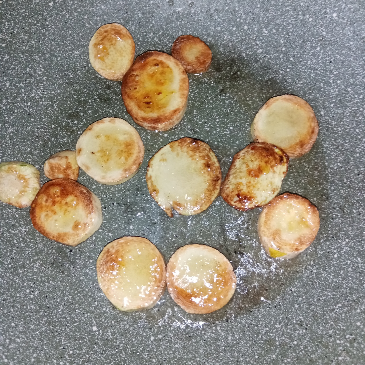 Просто слегка обжарить. Не солить. 