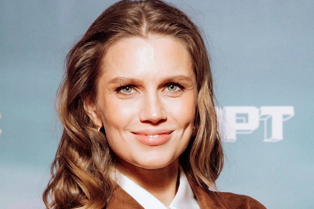     «Не считая моей блузки, все вышли хорошо»: Дарья Мельникова показала фото с мужем, дочерью и сыновьями на премьере шоу