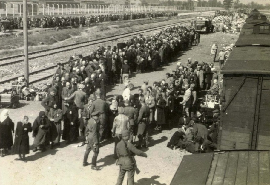 Снимок сделан главой антропометрической службы КЛ Аушвиц-Биркенау,  СС Бернхардом Вальтером, с крыши вагона, летом 1944-го во время т.н. венгерской операции.