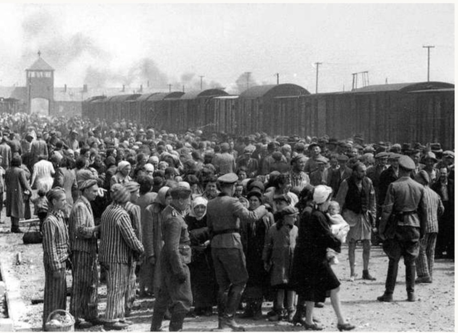 Биркенау, лето 1944-го. Кстати, дым на заднем фоне - фотошоп той поры, ихвестный факт.