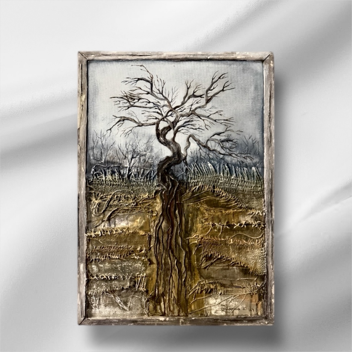 История одного дерева, 2024 г., материалы: холст на подрамнике, текстурная паста, ткань, акрил, лак даммарный, размер: 70 х 50 см. Источник: https://artsreda.ru/