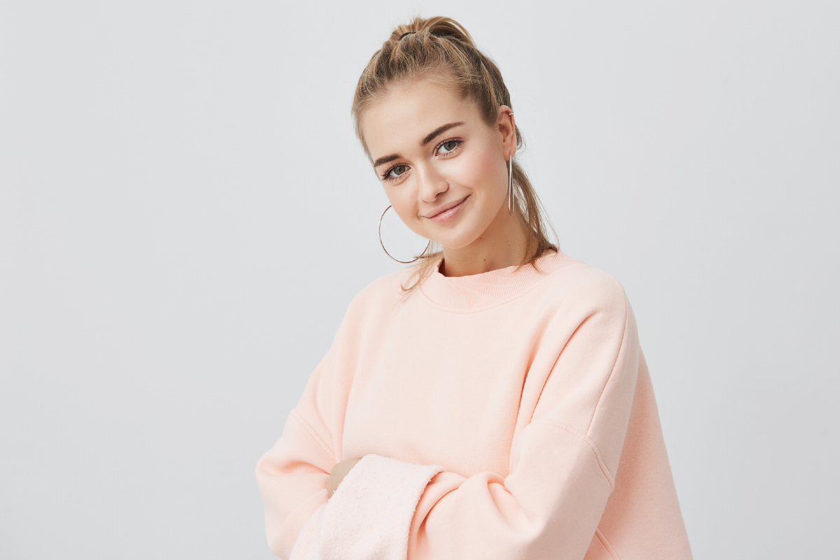 <a href="https://ru.freepik.com/free-photo/charming-good-looking-stylish-european-girl-loking-with-her-dark-eyes-smiling-wearing-pink-sweatshirt-with-big-round-earings-beauty-youth-concept_8920939.htm">Изображение от cookie_studio на Freepik</a>
