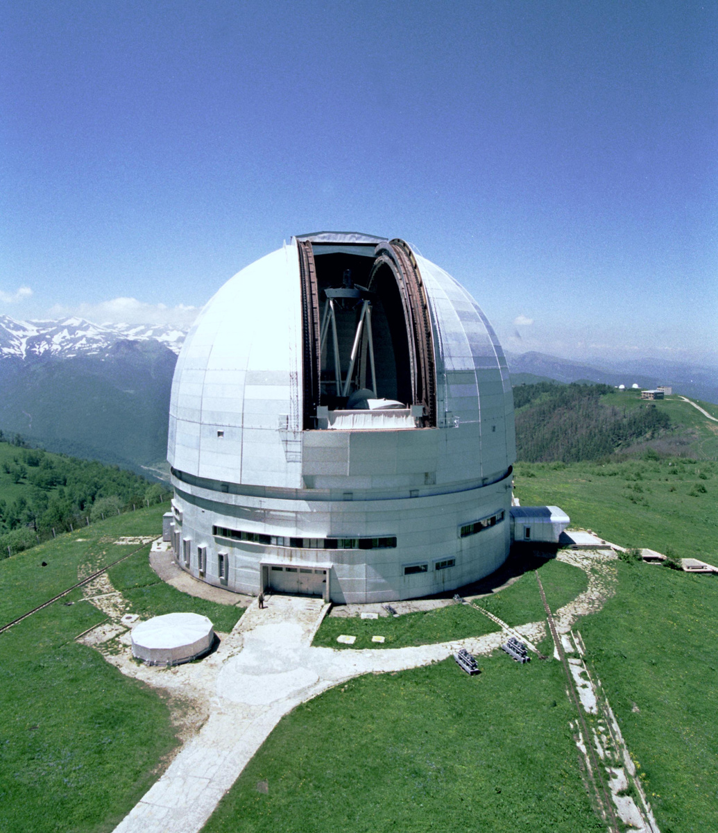 Шестиметровый телескоп БТА Специальной астрофизической обсерватории Российской академии наук. Северный Кавказ, отроги горы Пастухова, 1070 м над уровнем моря