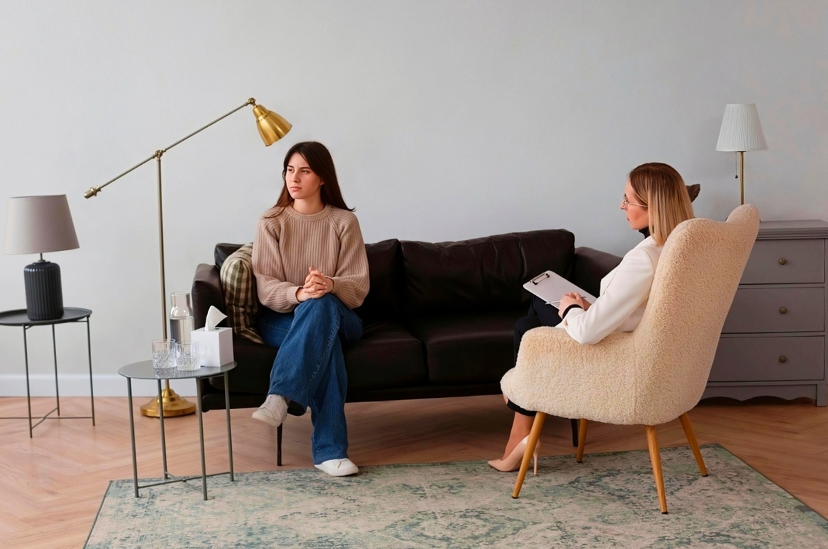 Сергий Филиппов: «Обычно семейные проблемы связаны с тем, что человек обвиняет партнера в том, что он его не слышит, не понимает, не ценит... Несомненно, хороший психолог может помочь людям разобраться с этим. И сохранить семью».