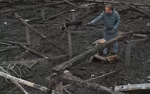     Десятки постояльцев базы отдыха в Емельяново остаются в уцелевших корпусах