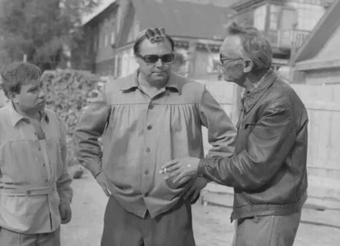 Во время съемок фильма «Не может быть!». Михаил Светин, (слева), Вячеслав Невинный (по центру), Леонид Гайдай. Фото из открытых источников в интернете.
