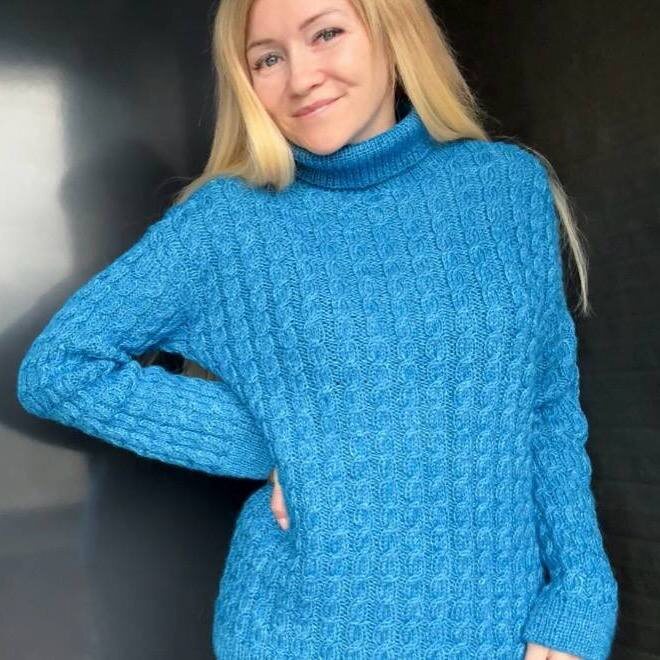 Свитер с косами