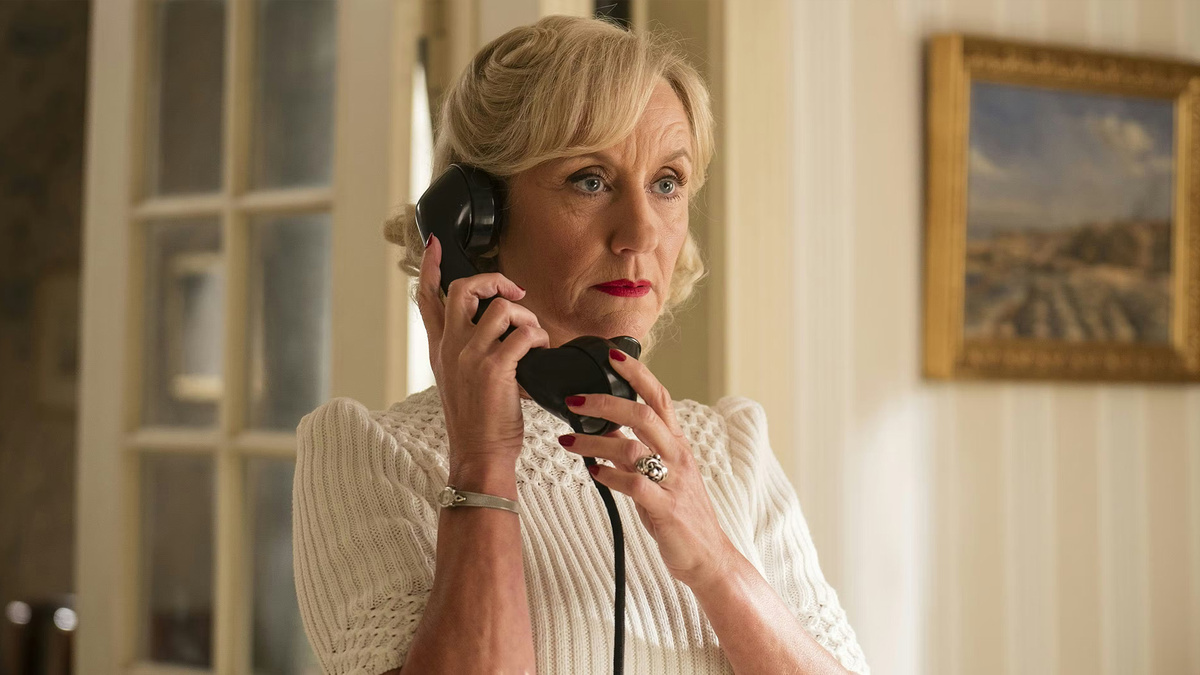 кадр из сериала "Приморский отель"