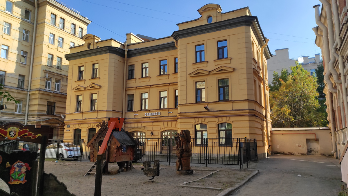 "Мои" два окна - на 2 этаже, в центральной части здания 