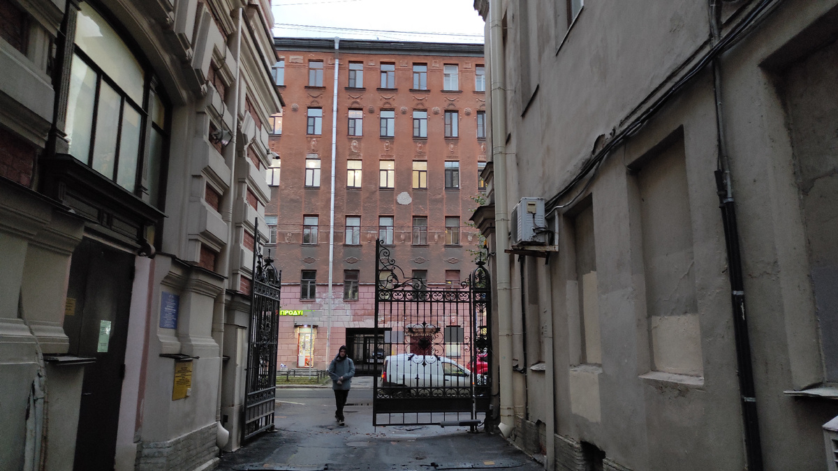 Арка-выход на 12 линию