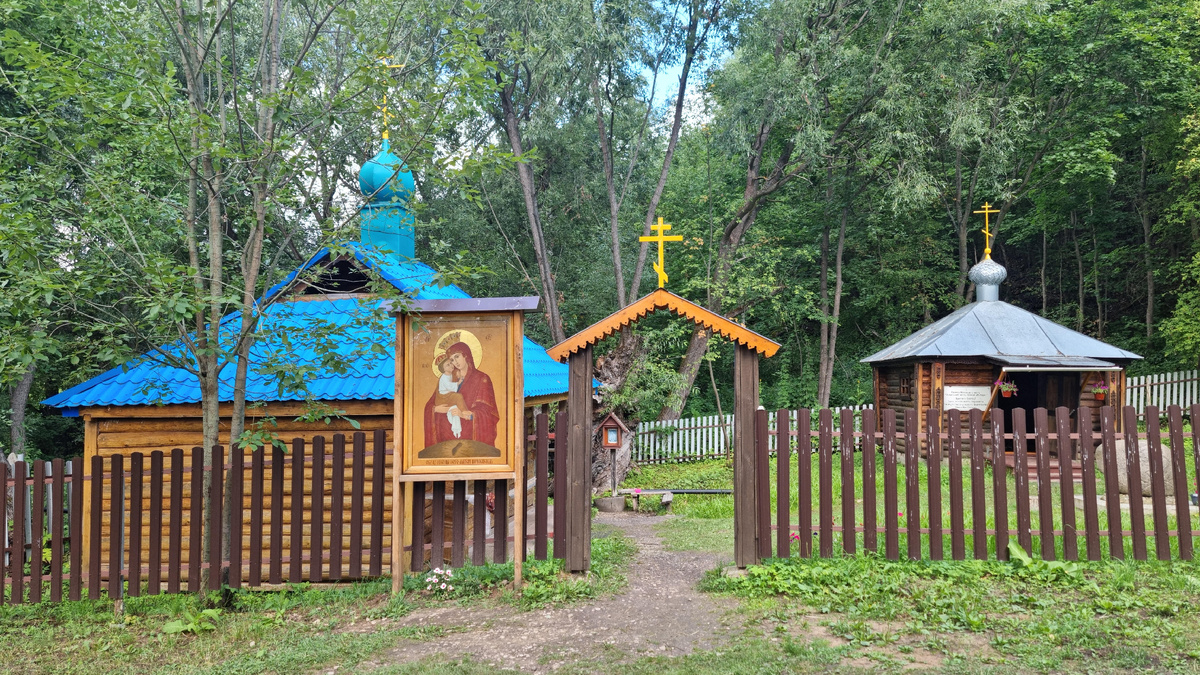 Ожидание: скромный родник с трубой. Реальность: полноценный комплекс из двух часовен. ⛪