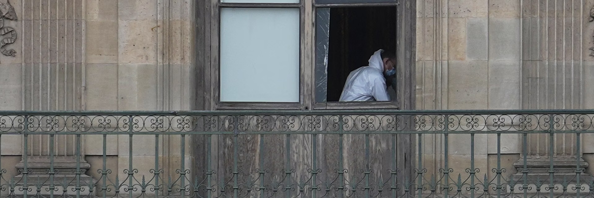 Полицейский дежурит в Лувре в воскресенье. Фото AP/Thibault Camus.