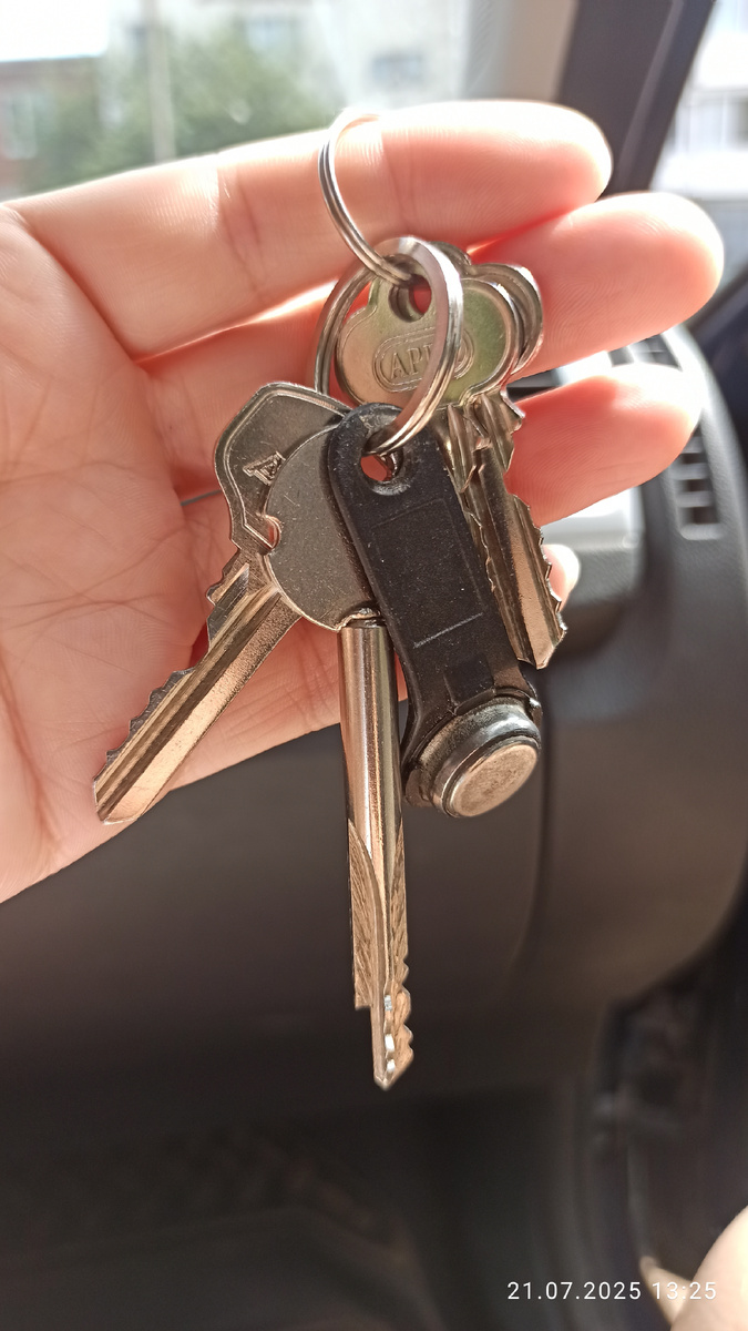 Получили ключи от новой квартиры) 