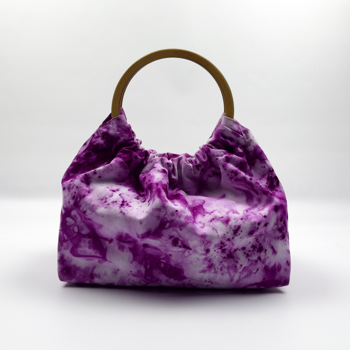 Сумка женская с деревянными ручками и дизайнерской росписью основной ткани в стиле батик по индивидуальному заказу