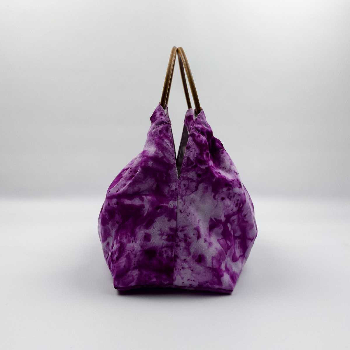 Сумка женская с деревянными ручками и дизайнерской росписью основной ткани в стиле батик по индивидуальному заказу