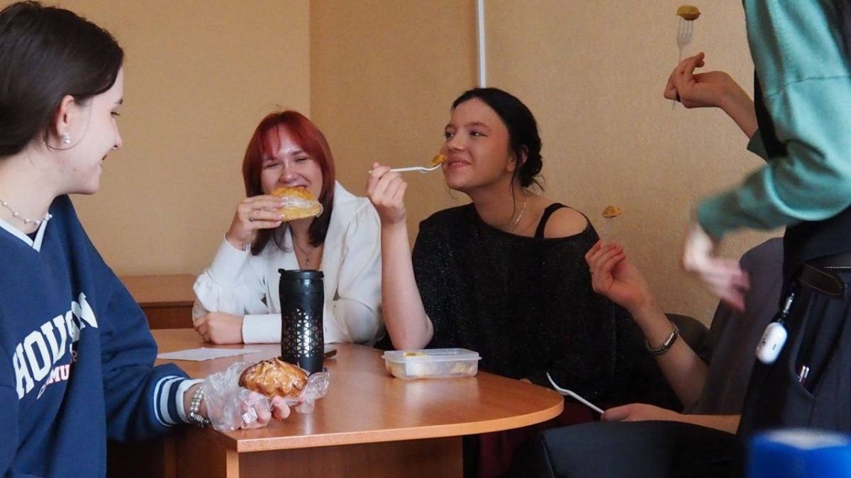    С друзьями любая еда вкуснее