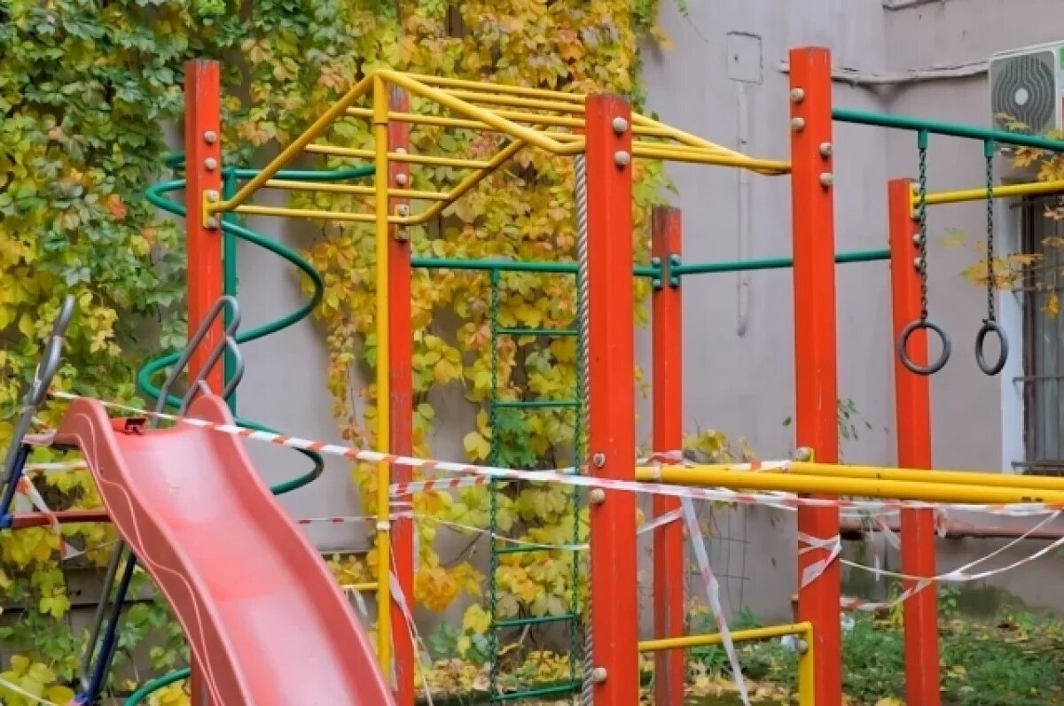    Петербуржцы не могут добиться демонтажа опасной детской горки во дворе