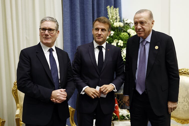 Второстепенные игроки в триумфе президента США. EPA/Йоан Валат/pool