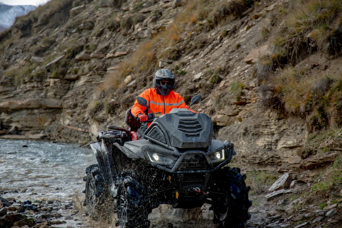 Наглядная философия квадроцикла: полноценный внедорожник, для которого река — просто еще один маршрут.