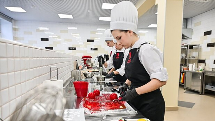    Приучать подростков к труду нужно, никто с этим не спорит. Фото: Максим Мишин/ Пресс-служба мэра и правительства Москвы