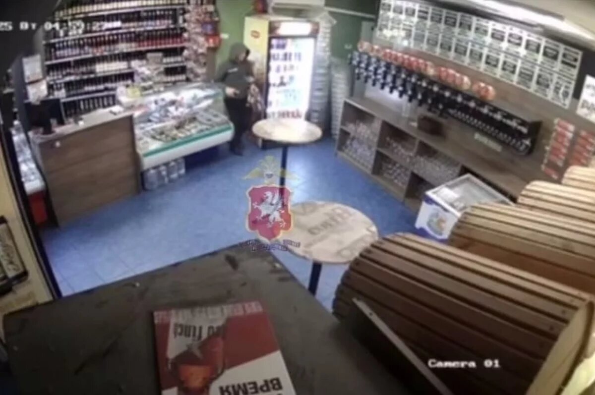    В Севастополе мужчина украл деньги и 4 бутылки водки пока кассир спал