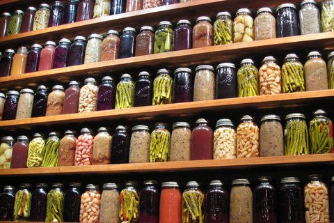 А у вас стояли такие банки в кладовке и на антресолях? Источник: vsenamestax.ru