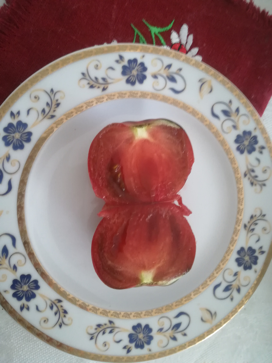 Внешне помидор неказистый, но вкус - полный восторг.