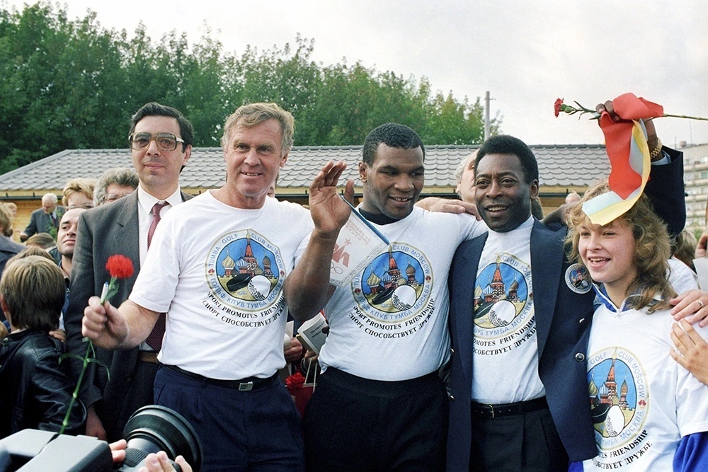    Москва, 1988 год. Бразильский футболист Пеле (справа), американский боксер Майк Тайсон (в центре) и шведский хоккеист Свен Тумба (слева). / Фото: Александр Яковлев/ТАСС