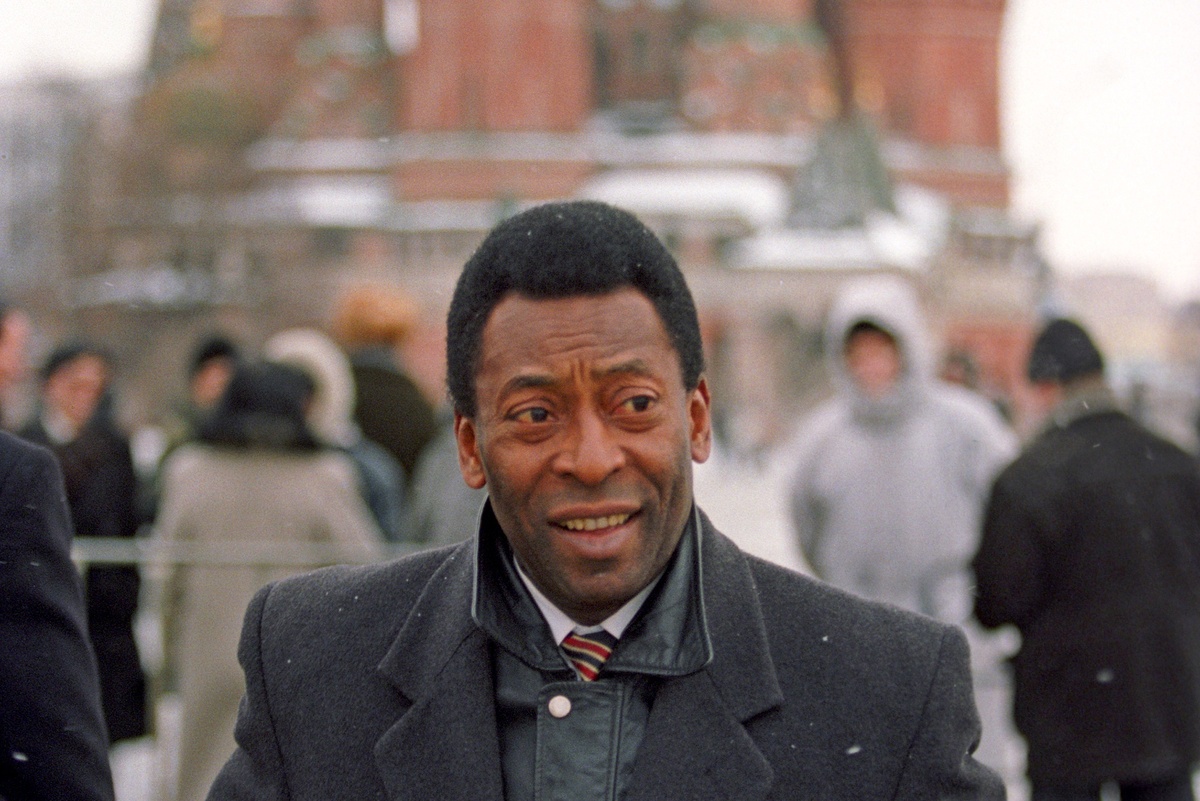    Пеле во время прогулки по Москве. 1997 год. / Анатолий Морковкин/ТАСС