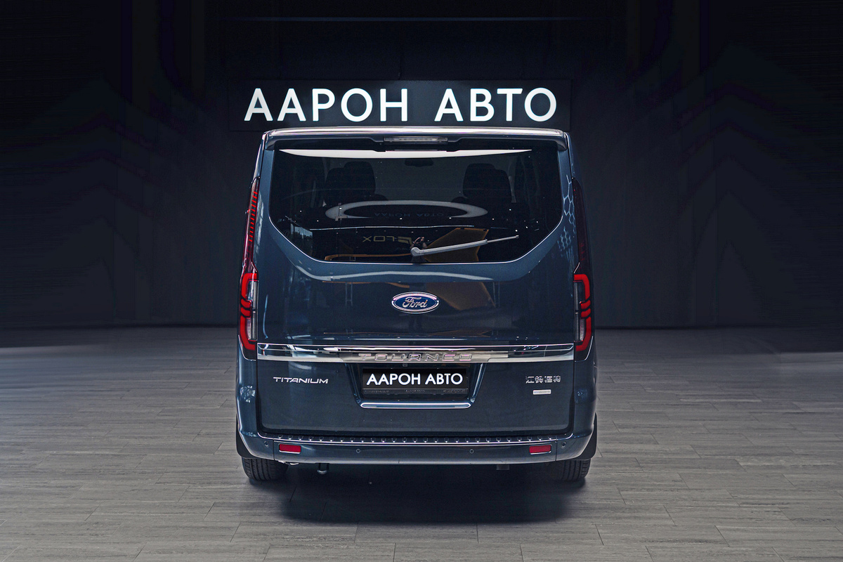 Ford Tourneo Custom Titanium вид с зади