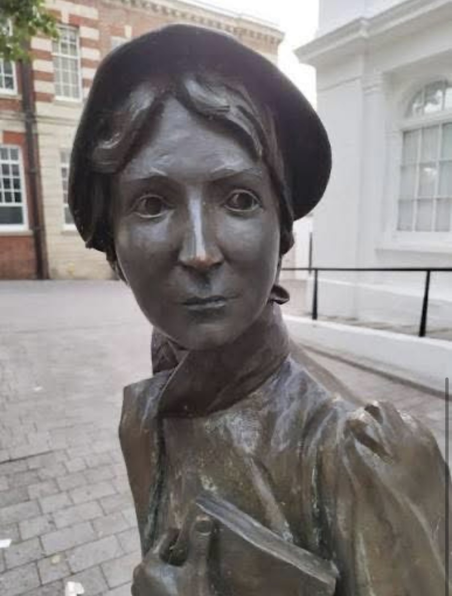 Статуя Джейн Остин установлена в Бейзинстоке в 2023 году. Фотография из открытого источника. 