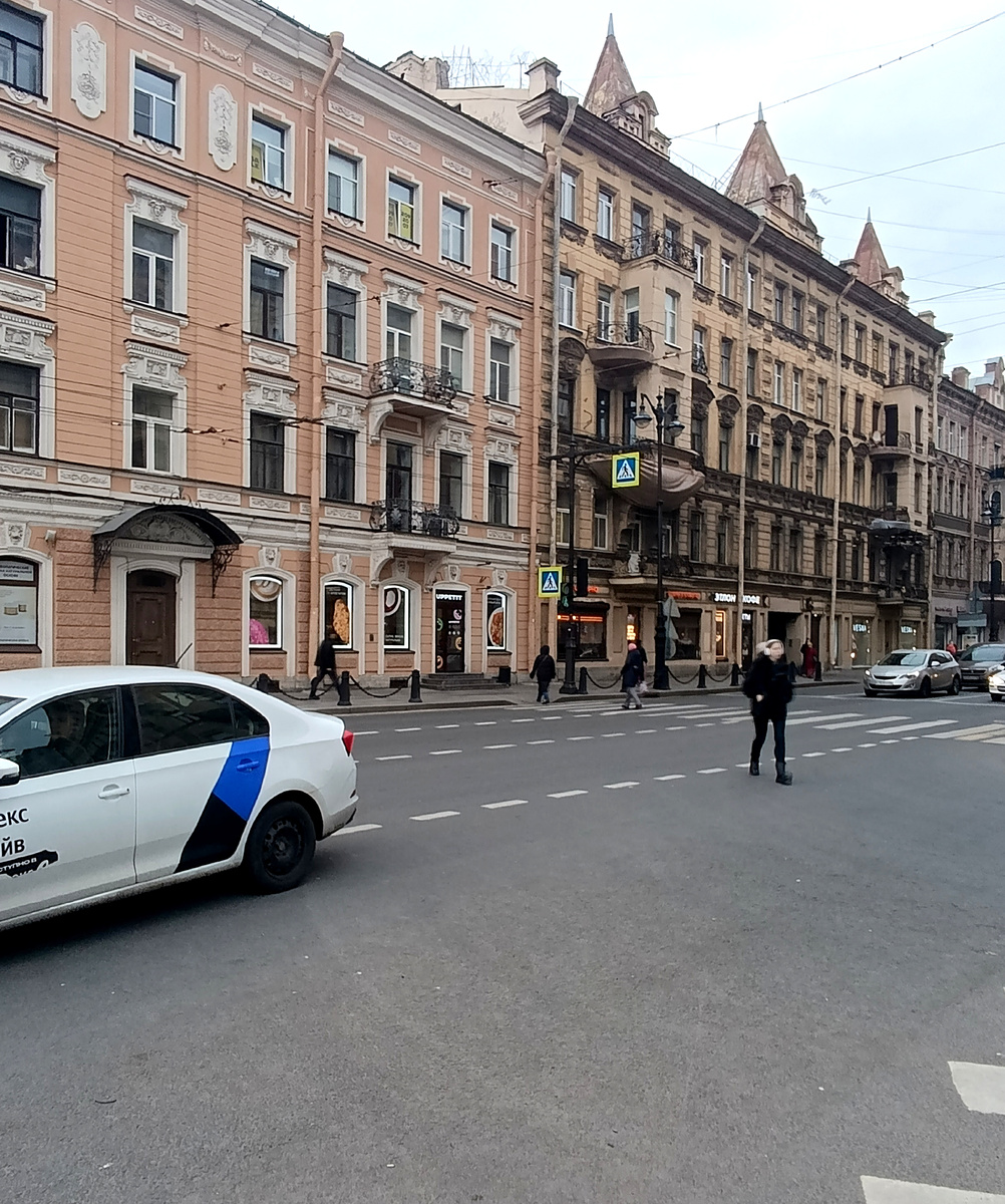 Фото автора. Вот здесь и я перешла дорогу, где сейчас идёт девушка на фото. 
