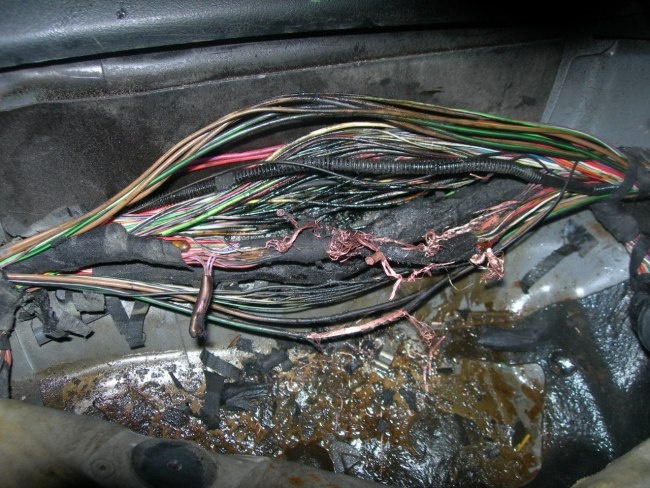 В старых проводах изоляция иссыхает, трескается, появляется воздушный зазор, и любая случайная искра может стать фатальной