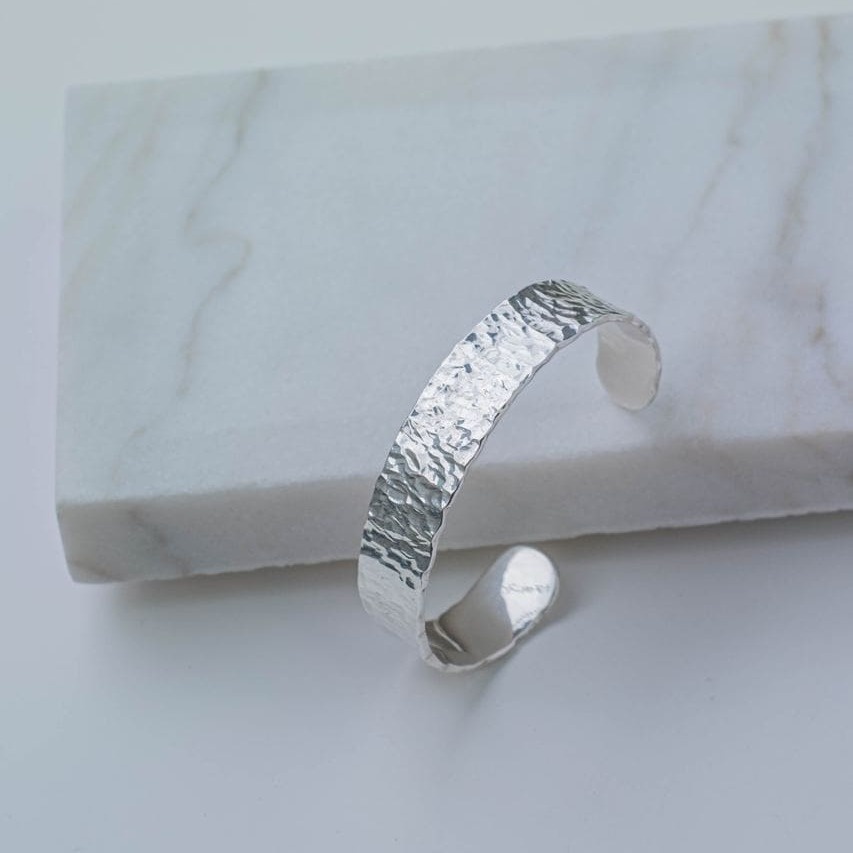 Браслет с битой фактурой из серебра