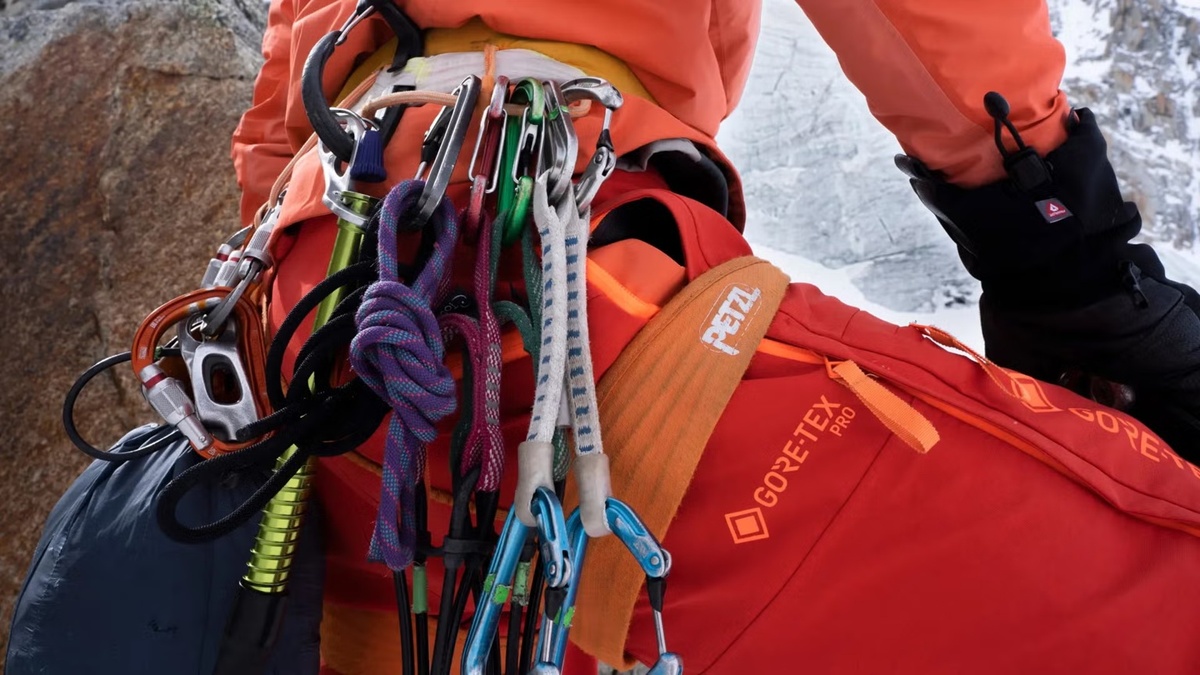 От тефлона до куртки: случайное открытие. Дышит, но не промокает. Как это вообще возможно? Источник фотографии: gore-tex.com. 2006 год выпущено первое поколение GORE-TEX PRO.