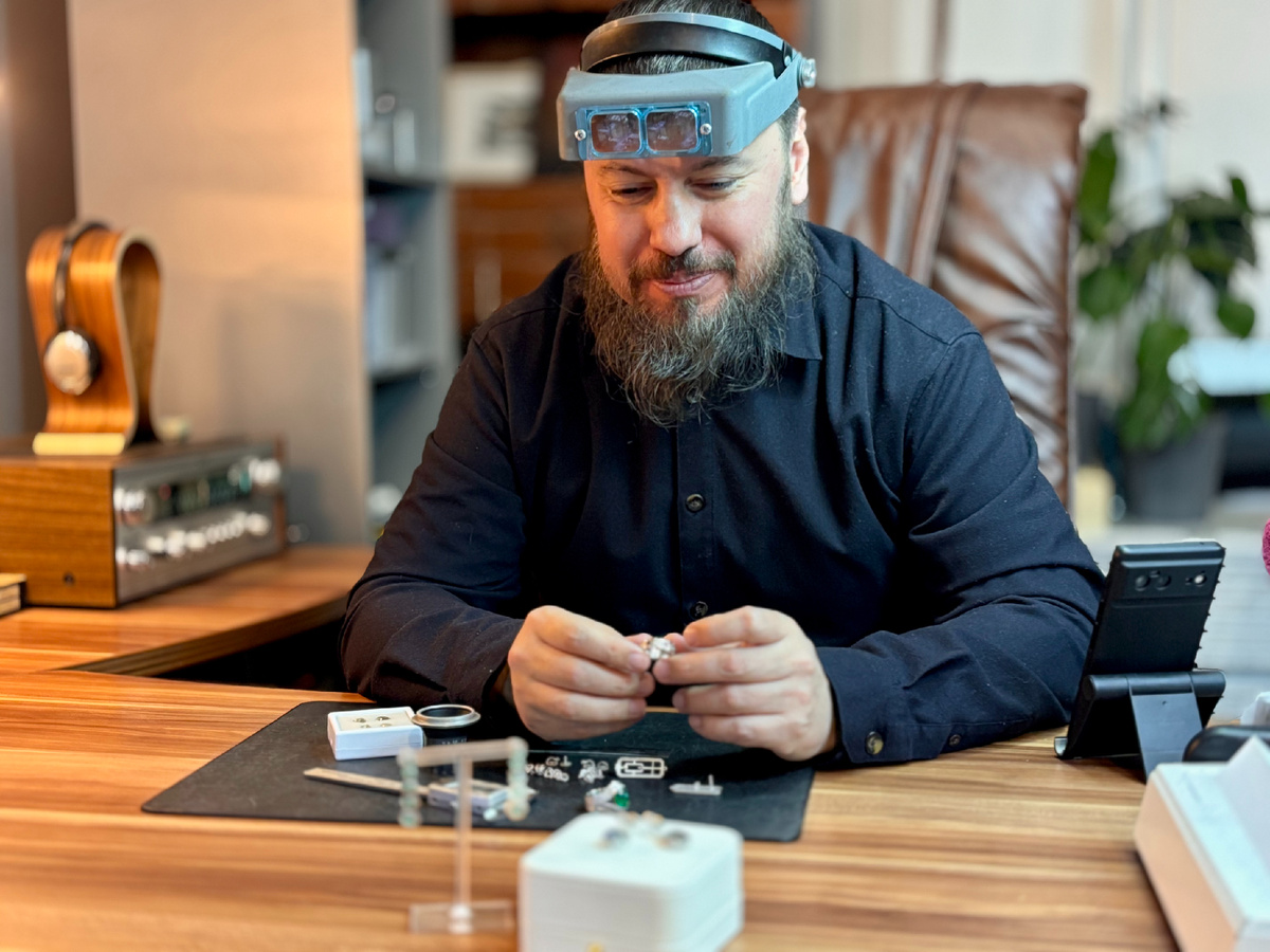 Тапаков Руслан — художник-ювелир с официальным статусом и аккредитацией Гохрана России. 30 лет практики. Победитель конкурса «Золотые руки России» в номинации «Лучшие украшения из платины — 2025».