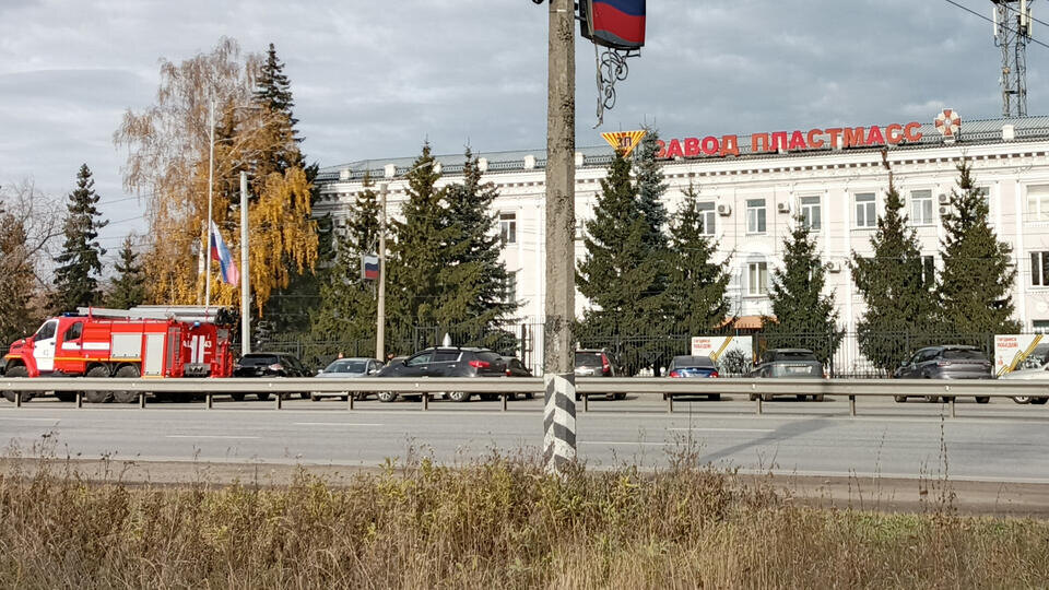     Спасатели ищут 12 сотрудников завода в Копейске после взрыва Александр Чирков/ТАСС