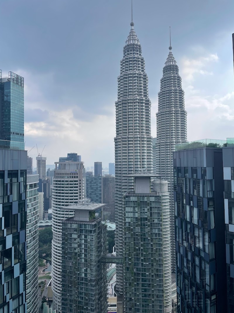 Вид из нашего отеля на башни Петронас
