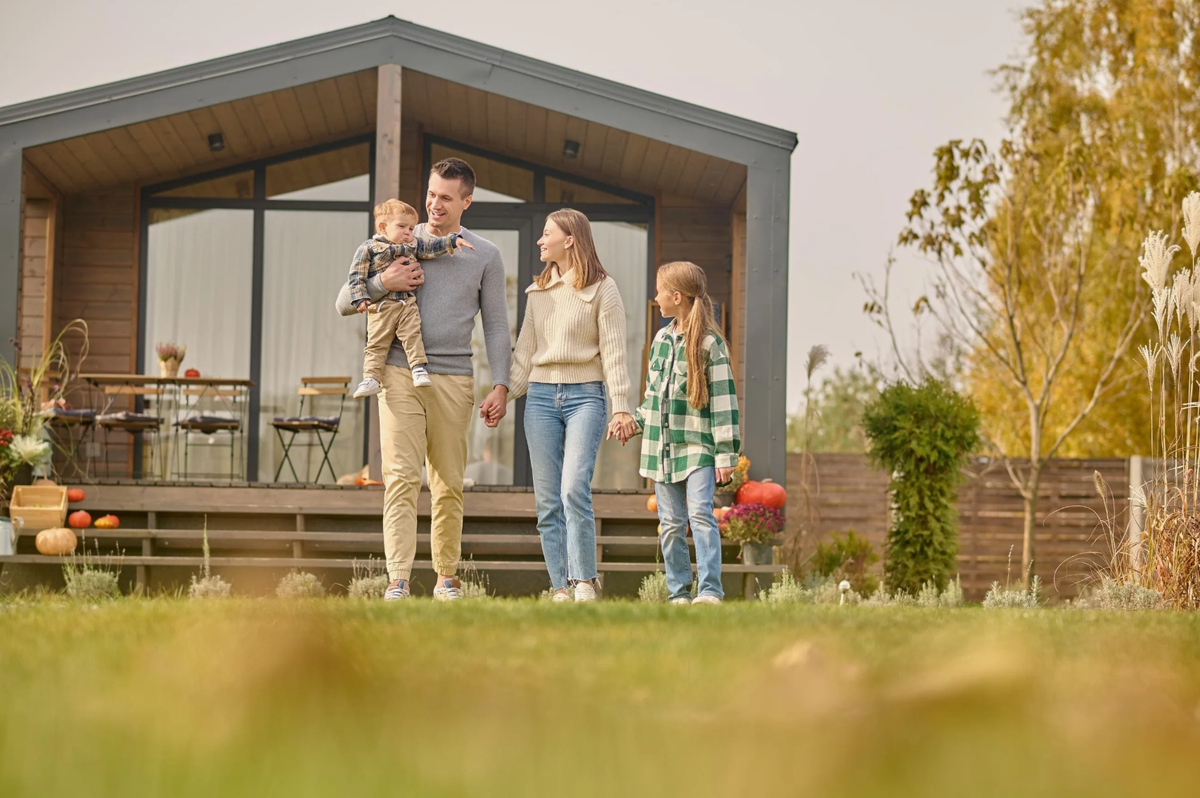 Семья Сергеевых на фоне дома.