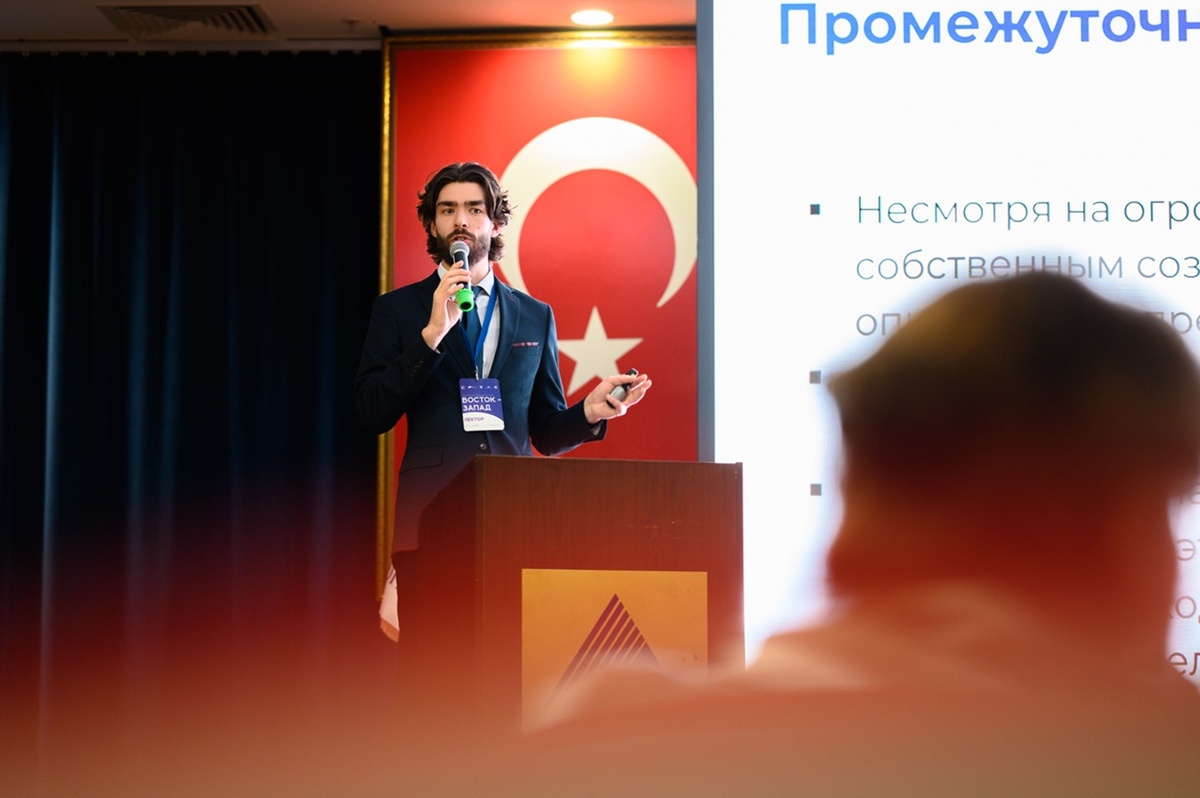 Спикер Международной недели русского языка «Восток-Запад» Александр Саркисян, старший преподаватель кафедры английского языка как второго, переводчик