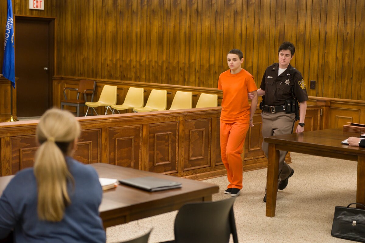 Кадр из мини-сериала "Притворство" (источник: https://www.kinopoisk.ru/picture/3367686/) 