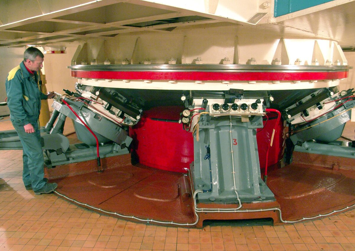 Рис. 2 - Гидростатические  и сферическая опоры вертикальной оси  телескопа