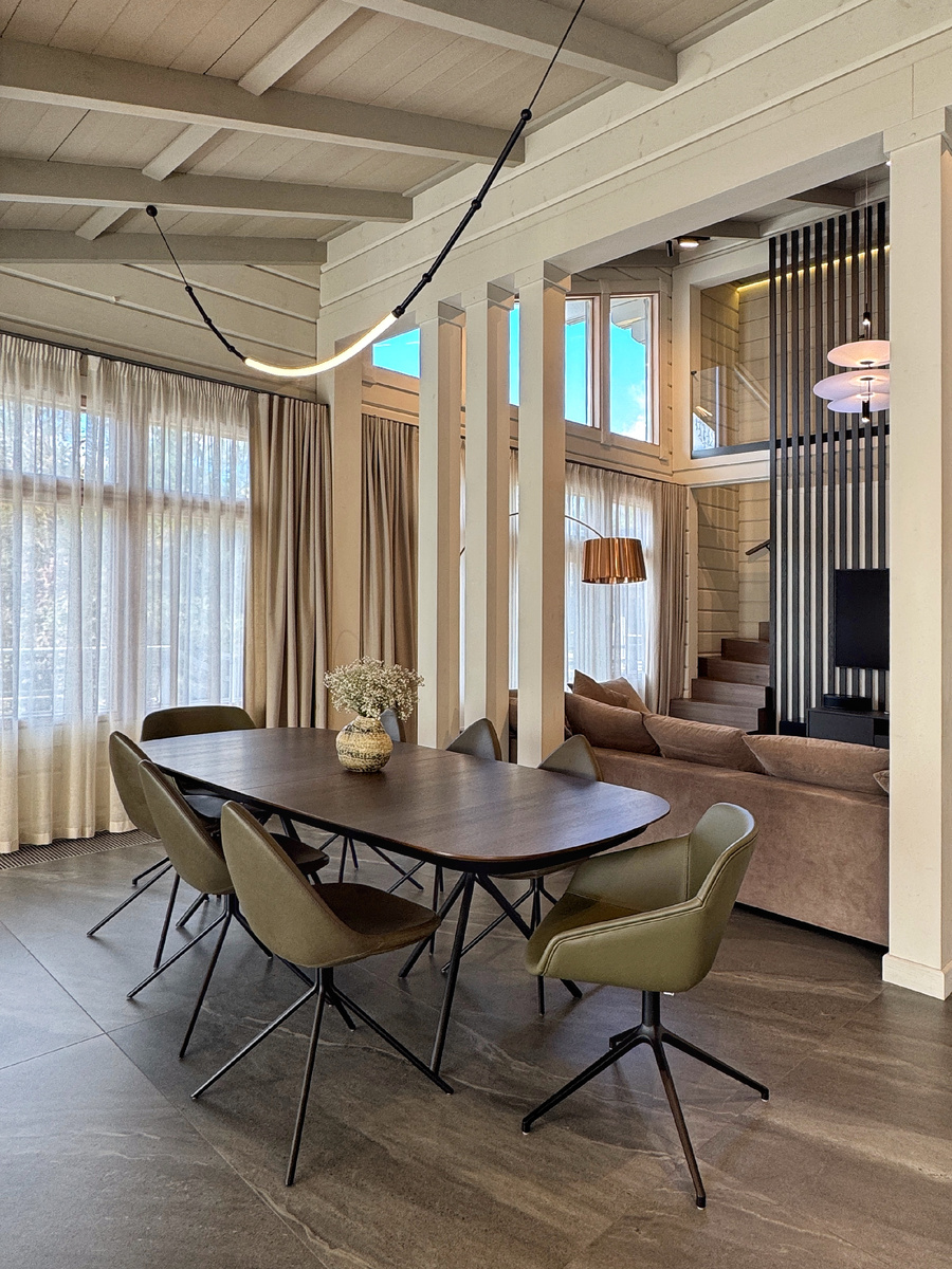 Столовая в деревянном доме