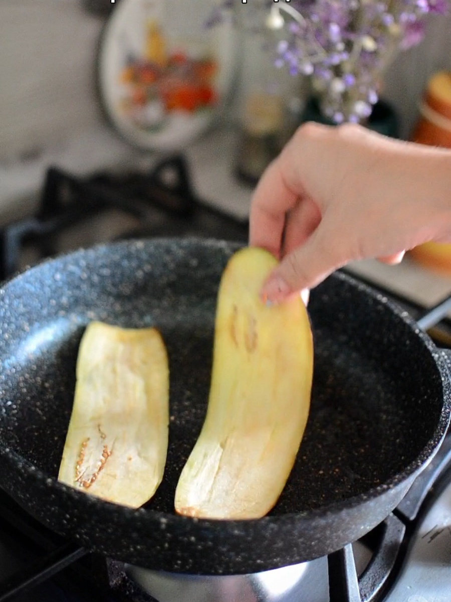 Обжариваем баклажаны с обеих сторон