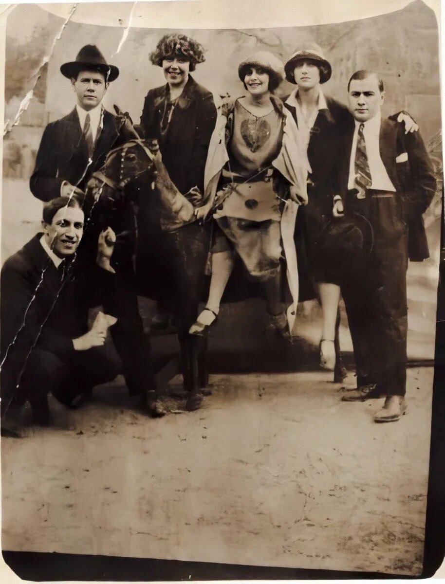 Анатолий Мариенгоф, Сергей Есенин, и Александр Кусиков с подругами. 