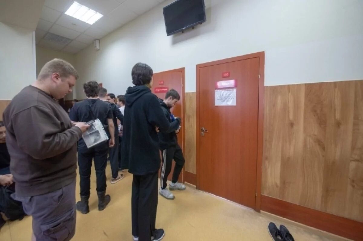    Агрессивного новосибирского мигранта-уклониста доставили в военкомат