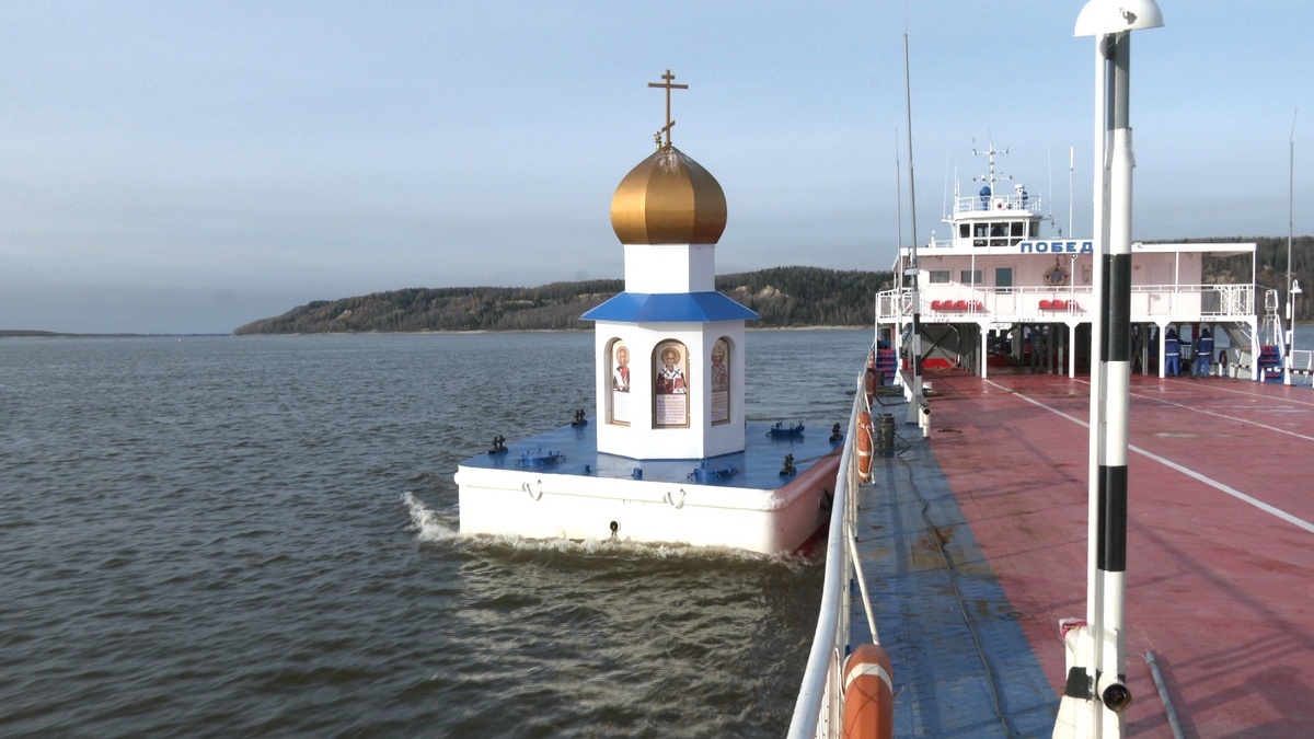    Плавучую часовню с места слияния Иртыша и Оби отправили на зимовку в Ханты-Мансийск