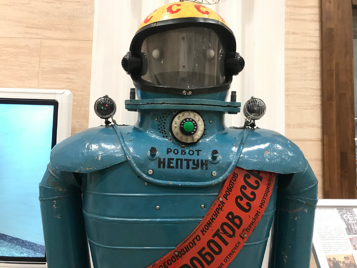 Последний свидетель триумфа местной робототехники коротает дни в фойе Калининградского областного историко-художественного музея  