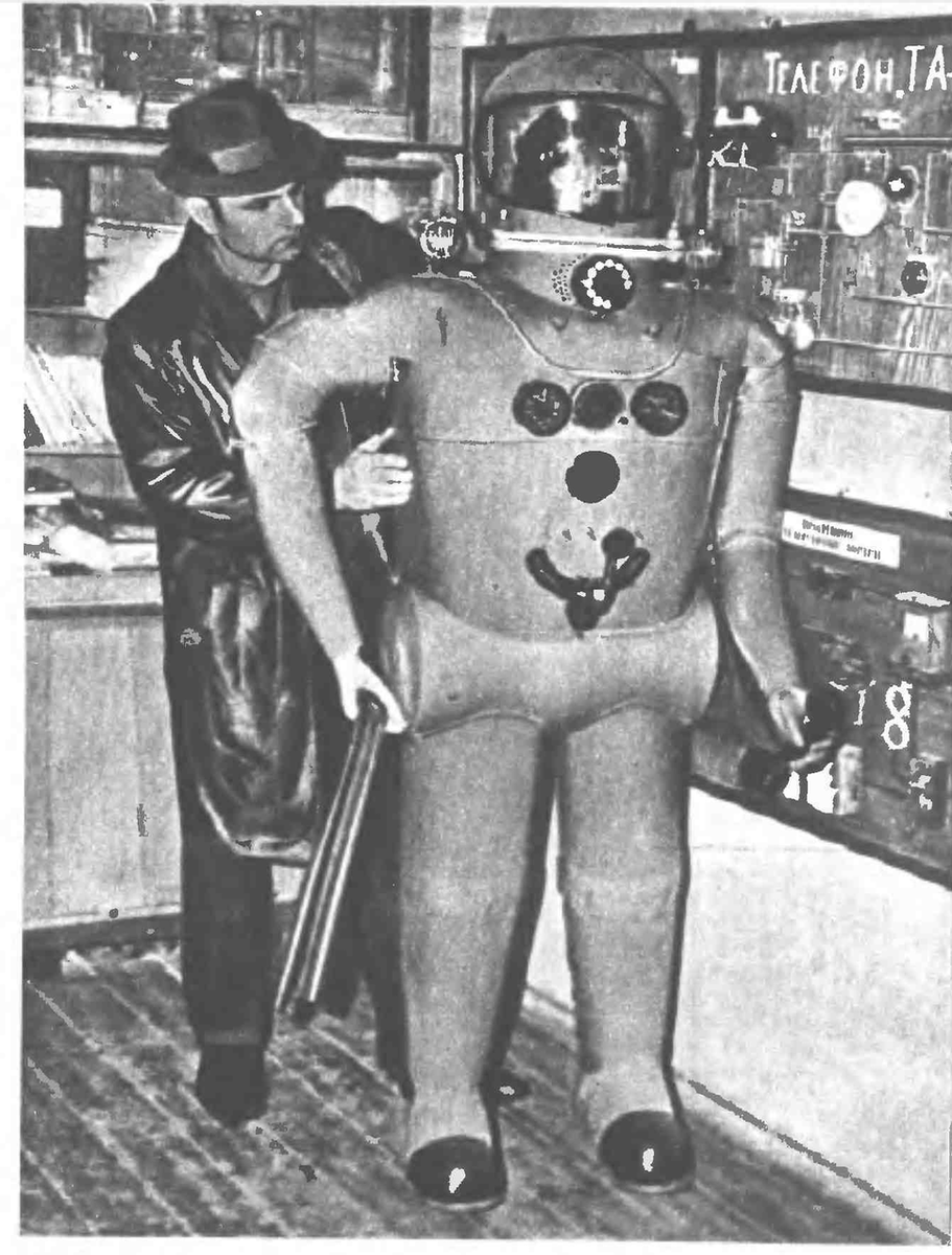 Конструктор Борис Василенко со своим роботом по имени "Нептун"